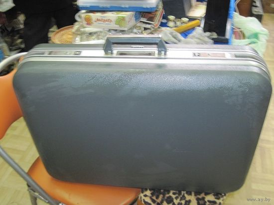 Отличный французский чемодан-дипломат Delseu с замочком и ключиками 68*46*22 см.
