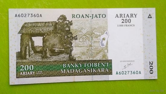 Банкнота 200 ariary Madagascar P-87a  2004 г.