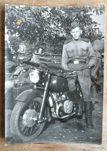 Фото солдата у мотоцикла.  7.5х10.5 см.