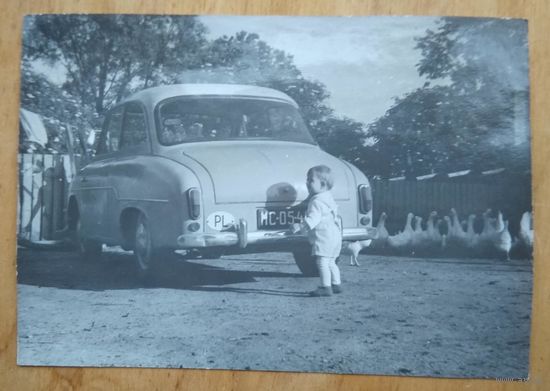 Ребенок и автомобиль. Фото 1960-х. 7х9.5 см.