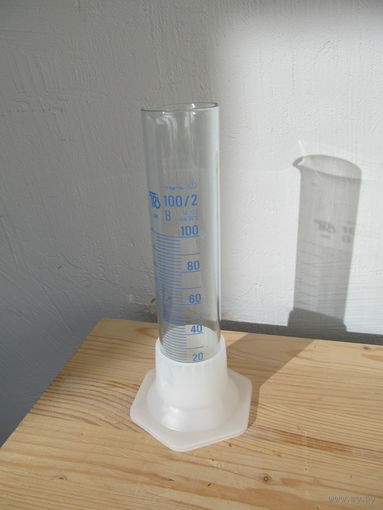 Цилиндр измерительный с носиком на 100 мл ГДР