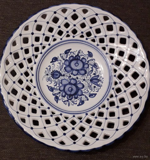Модранская керамическая резная тарелка  с ручной росписью