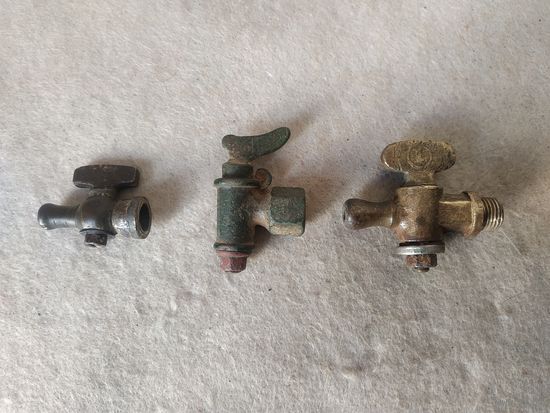 Три старых миниатюрных пробковых натяжных крана одним лотом. СССР, вторая половина прошлого века.