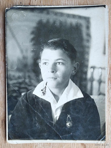 Фото юноши со знаком ОСОАВИАХИМ. 1939 г. 8.5х11.5 см.