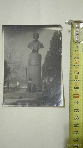 Старое фото "У памятника"