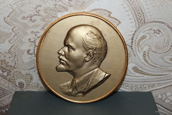 Настенный барельеф В.И. Ленин, автор Н. Соколов, ЛМД, диаметр 10.5 см., вес 195 грамм.