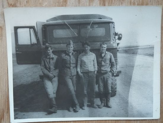 Солдатское фото у автомашины. 1970-80е. 9х12 см