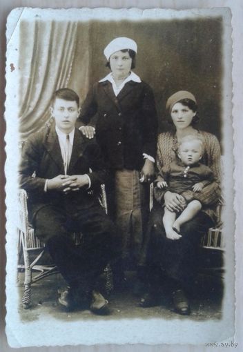Фото львовской семьи. На память от Мони. Иудаика. 1944 г. 6х9 см.