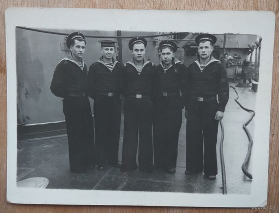 Фото моряков Черноморского флота на корабле. 1950-е г. 9х12 см.
