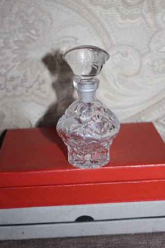 Стеклянный флакончик для парфюма, времён СССР, высота 10.5 см., без сколов и трещин.