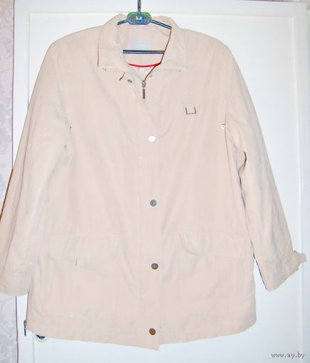 Куртка светло-бежевая с карманами на замке и кнопках