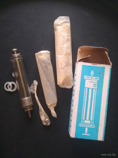 Шприц СССР МинПрибор 1986, 10 мл. (10 см.куб), медицинский инъекционный, новый в упаковке, полный комплект деталей, запасной корпус