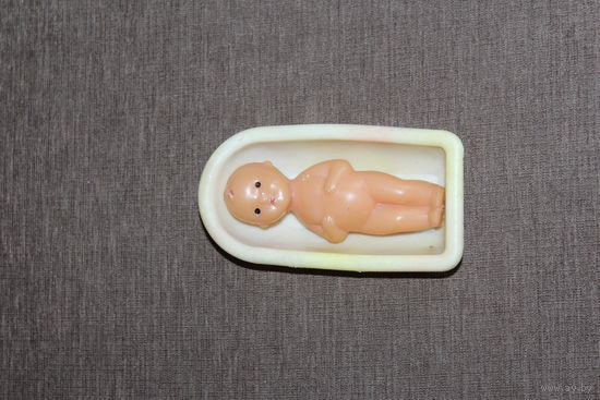 Кукла времён СССР, "Пупс в ванночке", небольшого размера, длина 11 см.