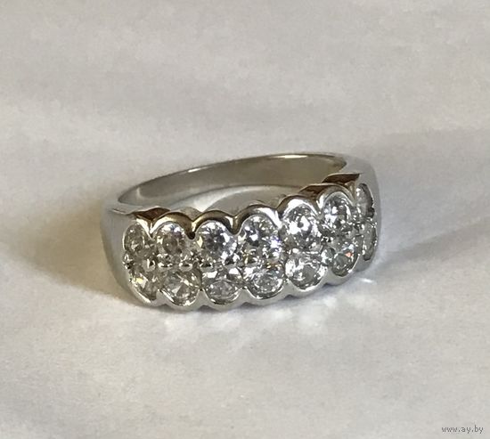 Кольцо, кристаллы сверкающие. Диаметр 17,5-18 мм. Ширина верха 0,8 см. 90-е годы