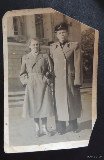 Фото "Офицер в парадной шинели с женой", 1940-1950 гг.