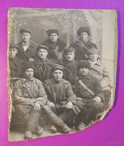 Фото "Группа товарищей в разграбленной помещичьей усадьбе",д. Теребежево, столинский р-н 1917-й гг.