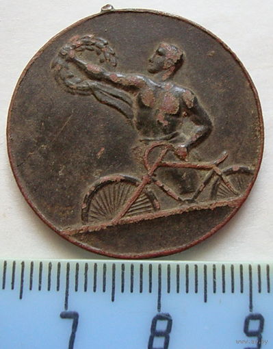 Медаль за победу в велосипедных гонках 1930 год.