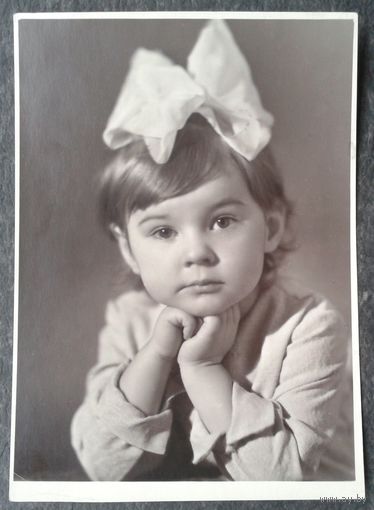 Фото маленькой девочки с бантом.1960-70-е. 11.5х15.5 см
