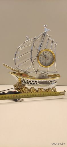 Корабль, парусник, часы, светильник.