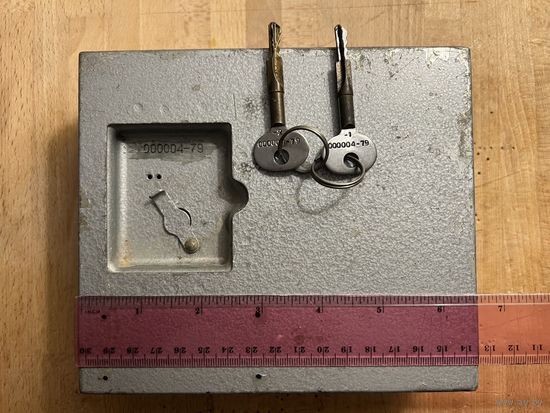 Военный секретный ящик с ключами