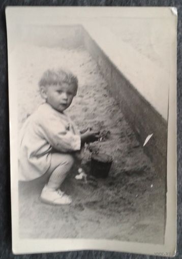 Фото ребенка в песочнице. 1958 г 6.5х9.5 см..