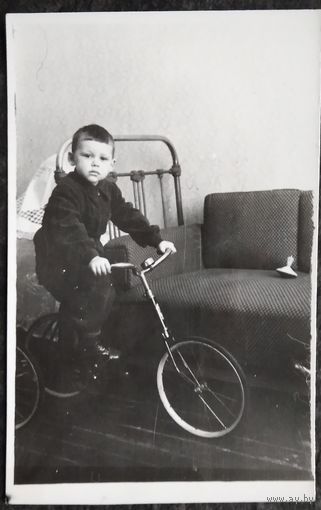 Мальчик на велосипеде. Фото 1956 г. 7.5х12 см