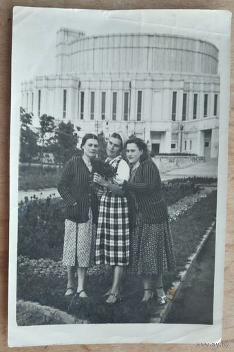 Фото. Минск. три девушки у Театра Оперы и балета. 1950-е г. 11.5х18 см