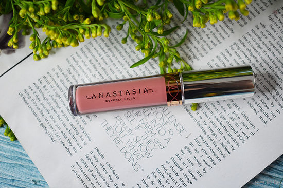 Anastasia Beverly Hills Liquid Lipstick (2.3 г)– миниатюра матовой помада для губ в розовато-бежевом оттенке Crush