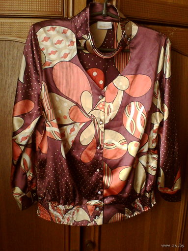 Красивая легкая блуза атлас 48-50 р.