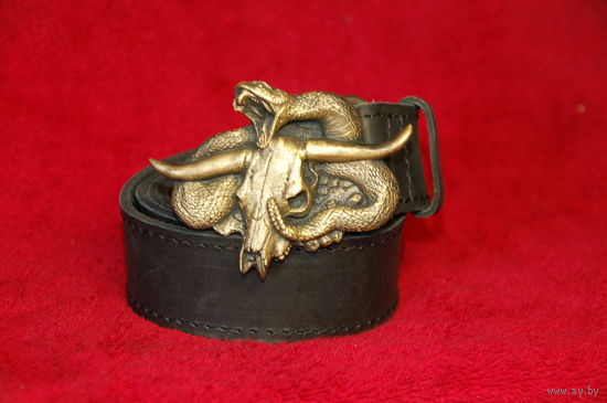 Ремень кожаный с пряжкой "Череп и змея"