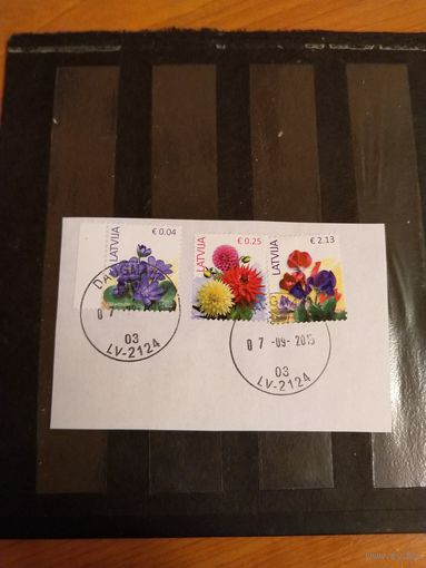 2015 Латвия флора цветы Мих 930, 933 оценка 5,5 евро на вырезке с четким гашением (5-6)