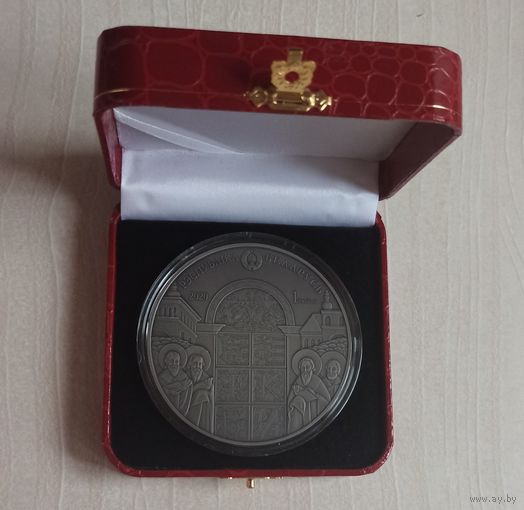 Футляр для монеты "Беларусь - Украина. Духовное наследие. Ирмологион" диаметром 74 мм бордовый