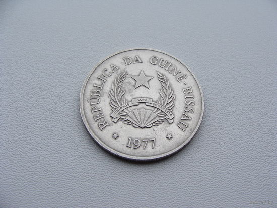 Гвинея-Бисау. 20 песо 1977 год  КМ#21  Нечастая!!!  Тираж: 2.500.000 шт