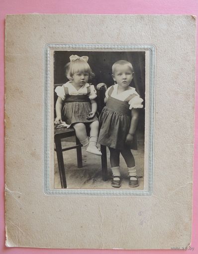 Фото большое "Дети" (14*9 см без паспарту, 23*18 см с паспарту), фот. Насонов, 1920-1930-е гг.