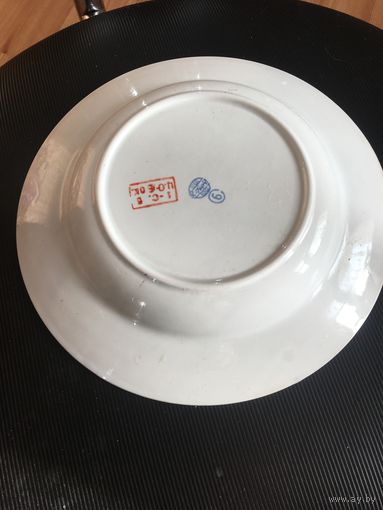 Советская тарелка с массой чётких  клейм.