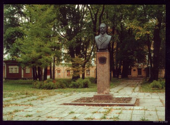 Кронштадт Памятник изобретателю уже изобретённого до него радио Попову