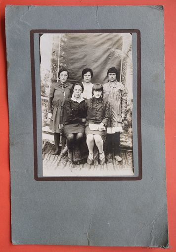 Фото группы женщин. 1930-е. На паспарту. 9.5х15 (16х24) см.