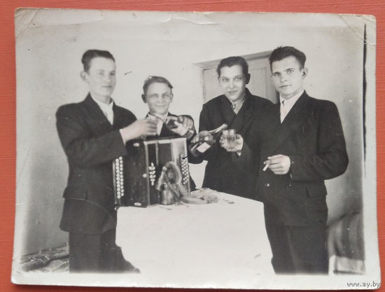 Фото из СССР "На посошок с баяном". г. Лепель. 1950 г. 9х12 см