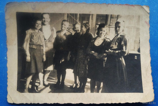 Фото группы девушек. 1940-50-е. 6.5х9.5 см.