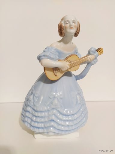 Статуэтка "Девушка с гитарой" известной венгерской фабрики Herend основанной в 1826 году. Изготовлена в 60-х годах
