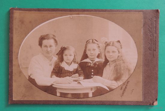 Фото  кабинет-портрет "Мать и дочери", до 1917 г.