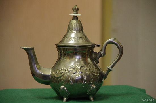 Чайник- заварник мельхиоровый с серебрением   ( высота 21 см , ширина 22 см )