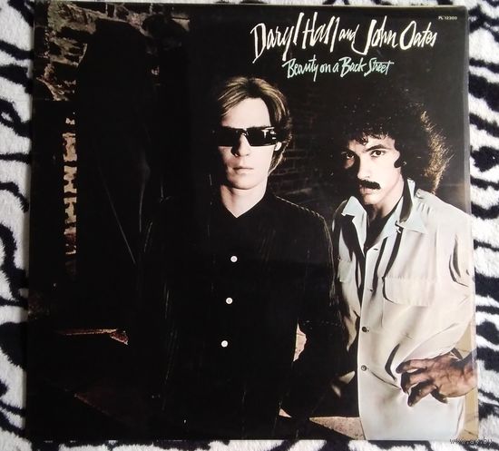 Daryl Hall & John Oates-1977-Beanty on a Black street