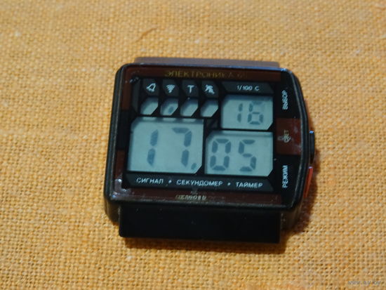 Часы ""Электроника 65"  , легенда СССР,на ходу, дисплеи рабочие, без ремня. Очень редкие
