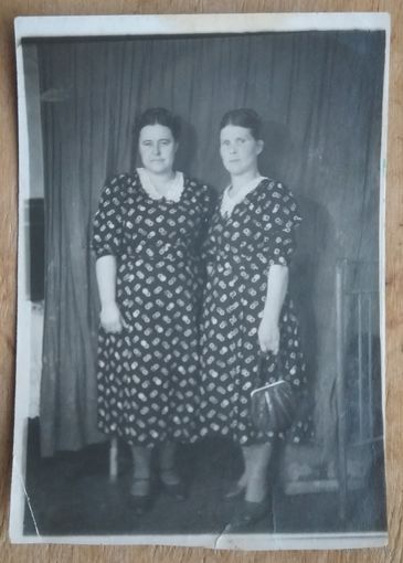 Фото двух женщин. 1955 г. 8х12 см.