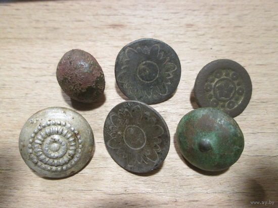 Пуговицы ливрейные,разные 6 шт.РИ.19 век.С рубля.