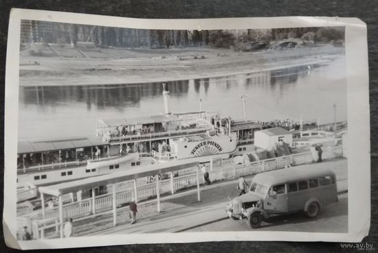 Автобус и пароход "Junger Pionier" (IMO номер 5177212 ). ГДР. Фото 1950-х. 12х19 см.