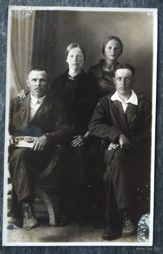 Семейное фото. 1930-е? 8х13 см