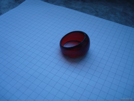 Кольцо рубинового цвета из СССР. Размер: 18-19.