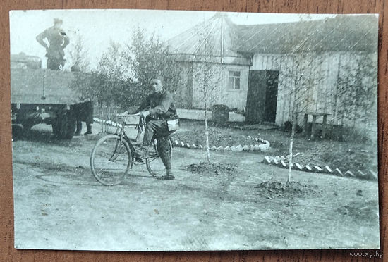 Фото солдата с велосипедом (велосипедные войска?). Уссурийск. 5х8 см